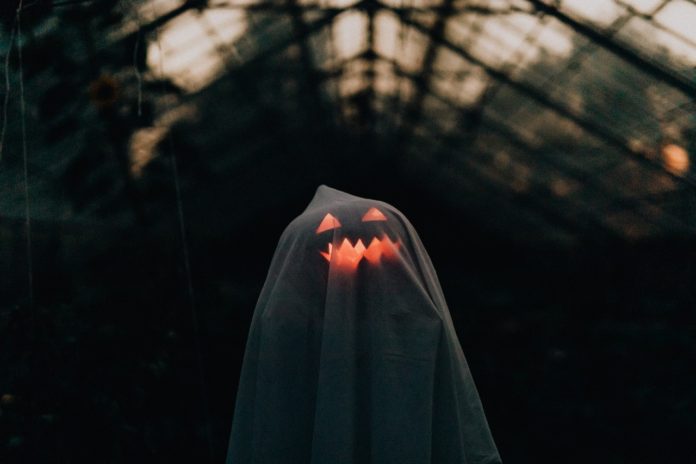 Person er klædt ud som spøgelse