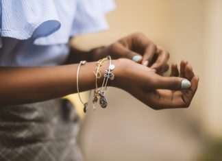Smukke smykker og smukt hår Armbånd smykke