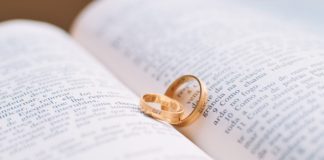 Mine 5 yndlingssmykker To ringe på en bog