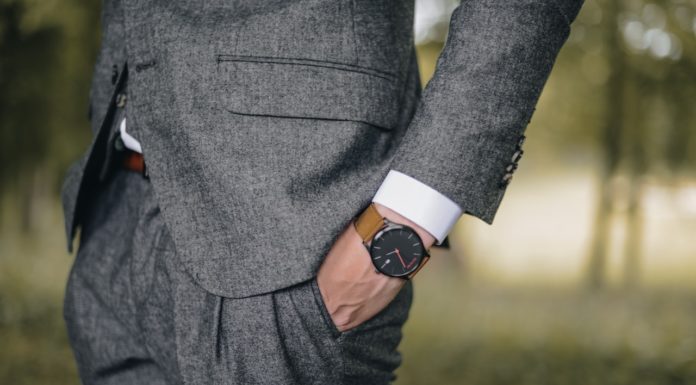 Hvilket ur burde du vælge? Business mand har jakkesæt og ur på