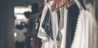 Hvad bliver næste sommers modetrends? Tøj der hænger på knager