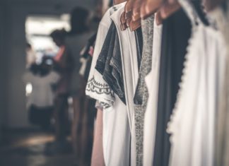 Hvad bliver næste sommers modetrends? Tøj der hænger på knager