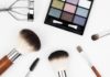 Sådan finder du de perfekte skønhedsprodukter til dig makeup redskaber på bord