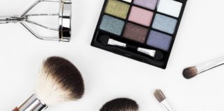 Sådan finder du de perfekte skønhedsprodukter til dig makeup redskaber på bord