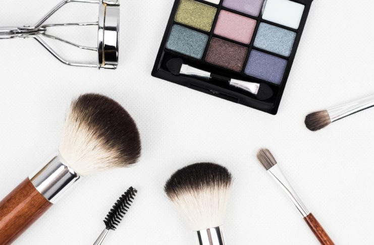 Sådan finder du de perfekte skønhedsprodukter til dig makeup redskaber på bord