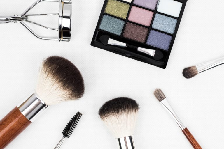 makeup redskaber på bord