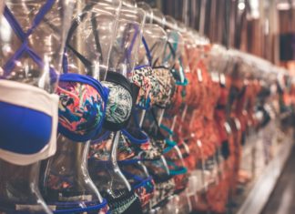 Sådan burde dine BH’er altid sidde Bh'er på knager i forretning