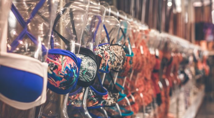 Sådan burde dine BH’er altid sidde Bh'er på knager i forretning