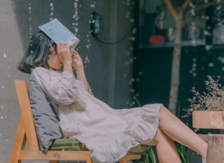 Hold dit flotte tøj tørt Kvinde holder bog over hovedet for at undgå regn