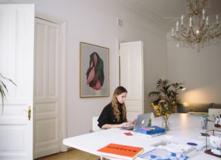 Gør dit hjem moderne med smart teknologi Kvinde arbejder på computeren i stuen