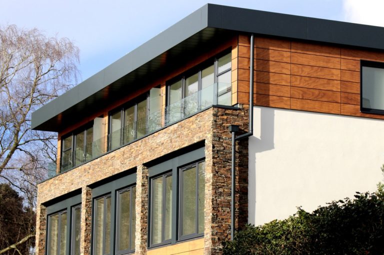 Moderne hus bliver set fra siden