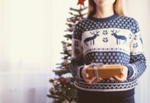 Læs her, hvor let det er at vælge firmajulegaverne selv Pige har julesweater på og giver gave
