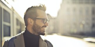 Ked af dit hårtab? En hårtransplantation kunne være løsningen Mand er glad med solen i baggrunden