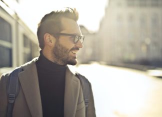 Ked af dit hårtab? En hårtransplantation kunne være løsningen Mand er glad med solen i baggrunden