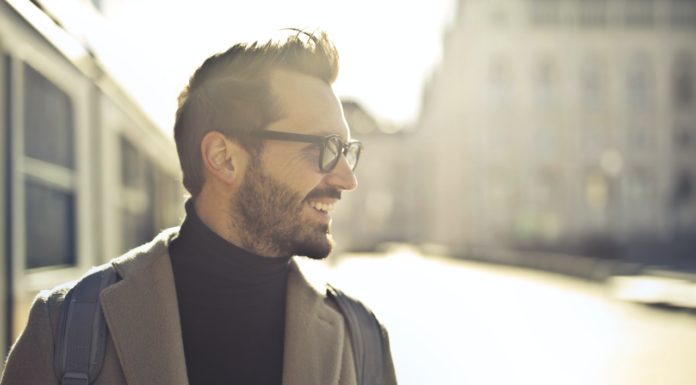 Ked af dit hårtab? En hårtransplantation kunne være løsningen Mand er glad med solen i baggrunden