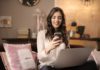 Feminine covers til mobilen Kvinde med mobil