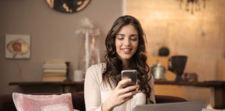Feminine covers til mobilen Kvinde med mobil