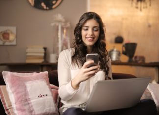 Feminine covers til mobilen Kvinde med mobil