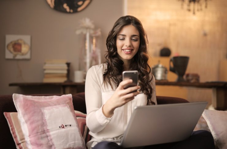 Feminine covers til mobilen Kvinde med mobil