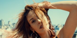 Sådan kombinerer du smykker og øreringe Dame har nye øreringe på på stranden