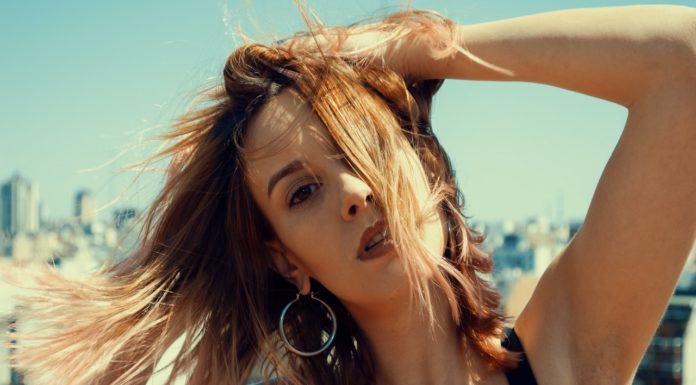 Sådan kombinerer du smykker og øreringe Dame har nye øreringe på på stranden