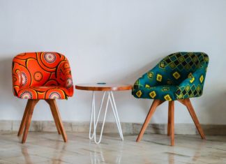 Få forsikret din dyre designermøbler, inden uheldet rammer To stole i både rød og grøn