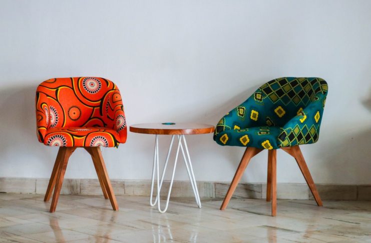 Få forsikret din dyre designermøbler, inden uheldet rammer To stole i både rød og grøn