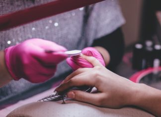 Derfor skal du få lavet flotte negle Kvinde får lavet negle af en professionel
