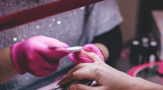 Derfor skal du få lavet flotte negle Kvinde får lavet negle af en professionel