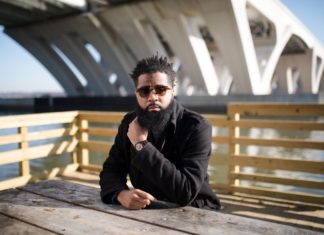 Sådan kan et designer ur få dig til at virke mere professionel Person sidder udenfor og ser professionel ud