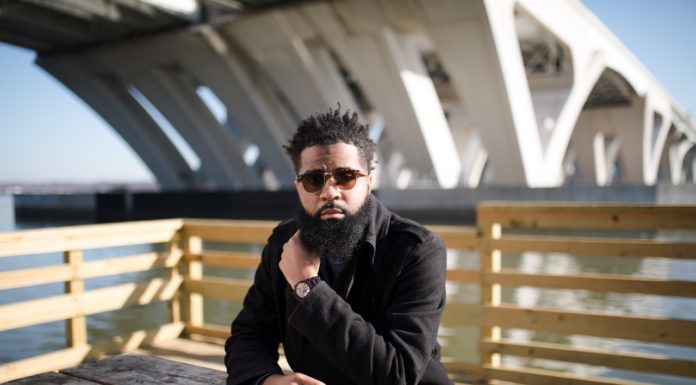 Sådan kan et designer ur få dig til at virke mere professionel Person sidder udenfor og ser professionel ud