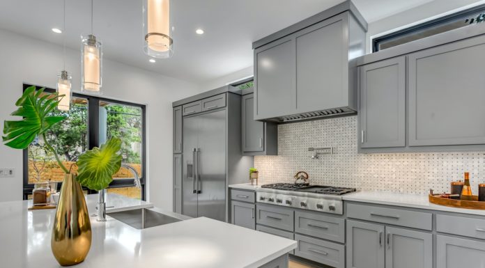 Sådan holder du dit hjem moderne Moderne køkken i gråt og hvidt