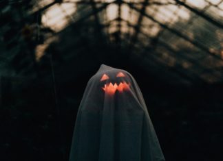 Giv den gas, når du klæder dig ud til udklædningsfester Person er klædt ud som spøgelse