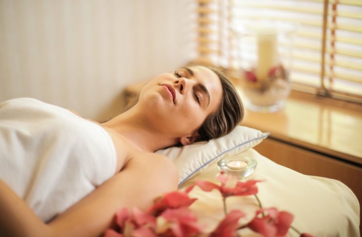 Forkæl dig selv med et besøg på en skønhedsklinik Dame er på skønhedsklinik