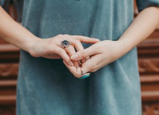 Stiltips om smykker til kvinder – disse forskellige smykkestile findes der! Dame har smykker på fingrene