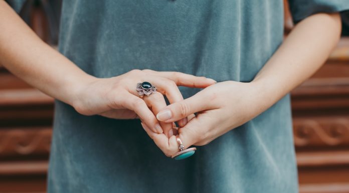 Stiltips om smykker til kvinder – disse forskellige smykkestile findes der! Dame har smykker på fingrene