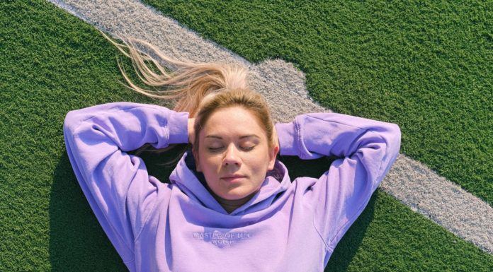 Find en sweatshirt der passer godt til dig Dame ligger på græsplæne