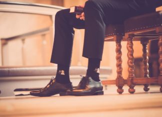 Sorte strømper passer til alle outfits Person har fine sko på og sort strømper