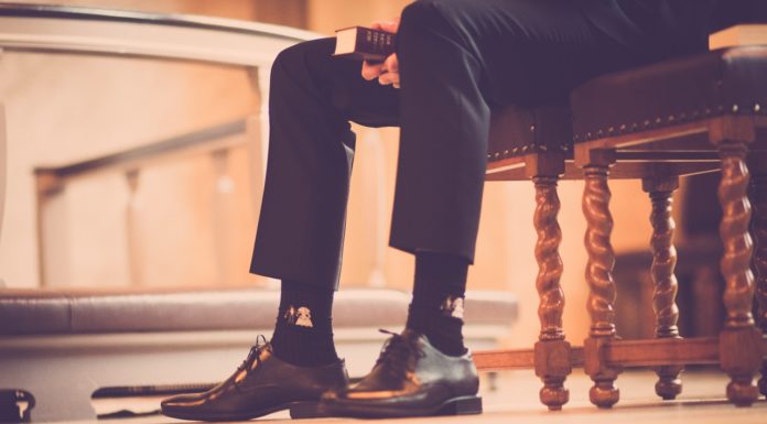 Sorte strømper passer til alle outfits Person har fine sko på og sort strømper