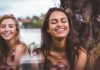 Invisalign kan skabe store forandringer for dit smil Smilende kvinder
