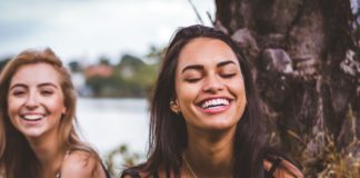 Invisalign kan skabe store forandringer for dit smil Smilende kvinder