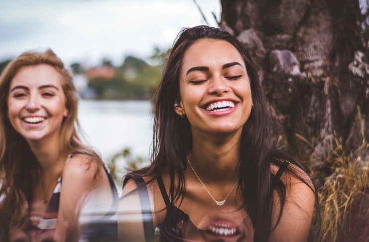 Invisalign kan skabe store forandringer for dit smil Smilende kvinder